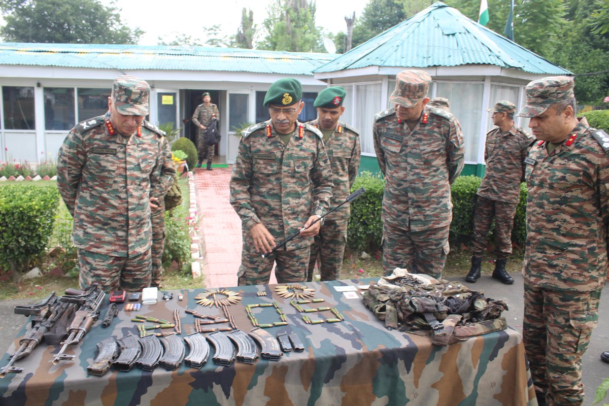 NorthernComd_IA's tweet photo. #LtGenMVSuchindraKumar, #ArmyCdrNC accompanied by #ChinarCorps Cdr visited Rashtriya Rifles Bn deployed in Counter Terrorism Grid in South Kashmir to review the prevalent security situation. 
#ArmyCdr commended the troops for their operational readiness in challenging conditions and exhorted them to maintain high state of morale.

#NationFirst 
#DhruvaCommand 
@adgpi
@ChinarcorpsIA
@OfficeOfLGJandK