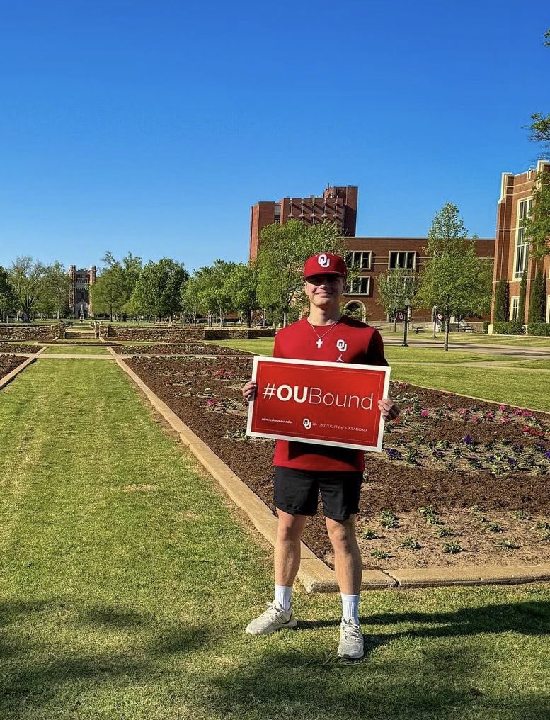 UofOklahoma's tweet photo. Already counting down the days until we welcome home the newest members of the #OUFamily. ☝️‼️⭕️🙌
#OUBound | #LeadOnOU https://t.co/hqHy6jhspo