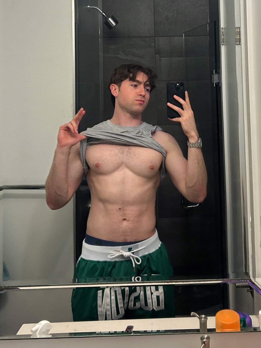 chrisxxxtt's tweet photo. Instagram vs Twitter https://t.co/2eued5XsZ6