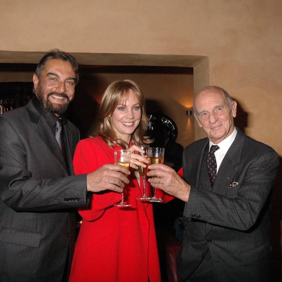 iKabirBedi's tweet photo. L'ultima volta che ho incontrato Phillipe Leroy al mio compleanno a Roma nel 2007. Un momento di calda unione. Sandokan, Marianna e Yanez si sono ritrovati di nuovo insieme. Un ricordo prezioso. 
#Sandokan #Yanez #Marianna https://t.co/oumOxKxSBG
