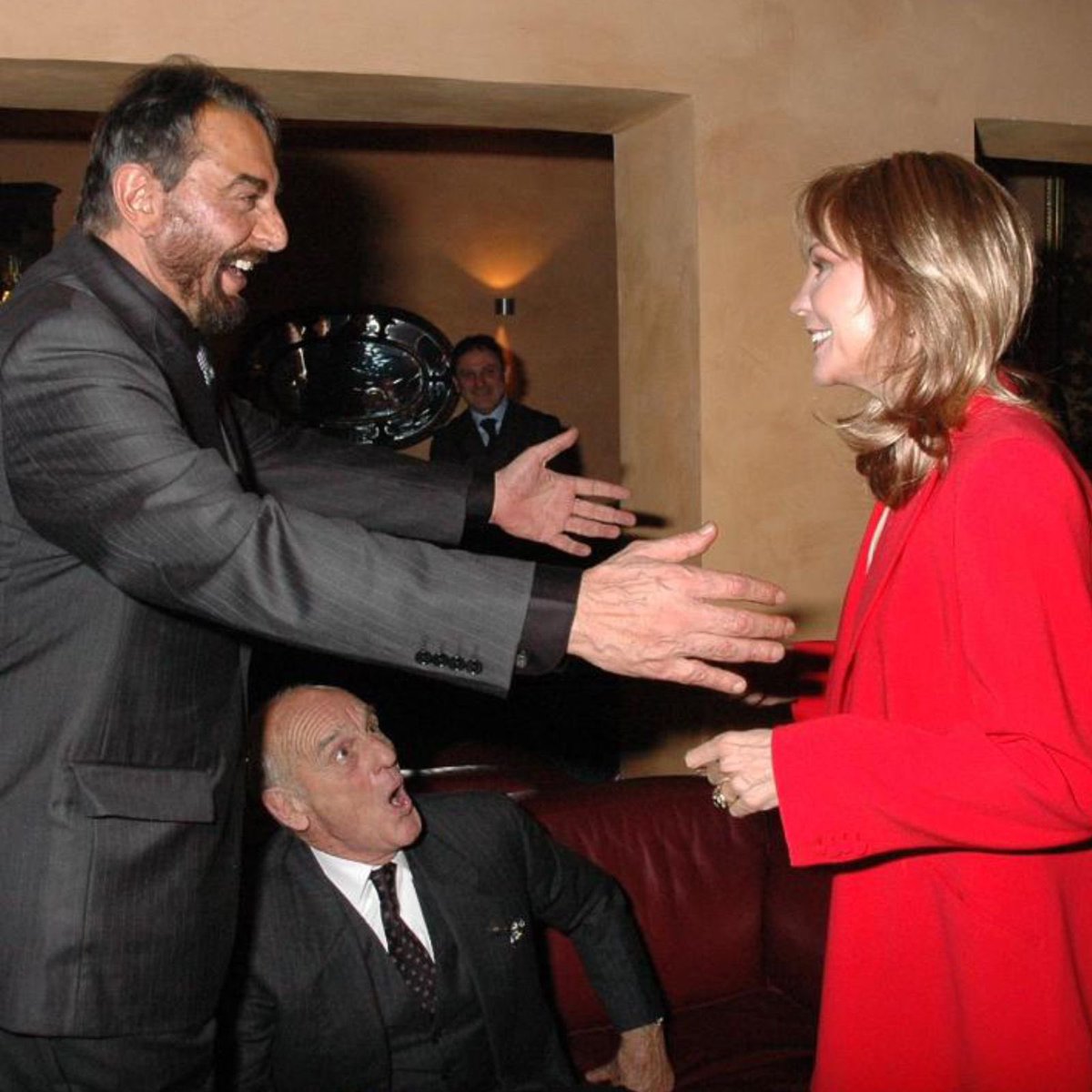 iKabirBedi's tweet photo. L'ultima volta che ho incontrato Phillipe Leroy al mio compleanno a Roma nel 2007. Un momento di calda unione. Sandokan, Marianna e Yanez si sono ritrovati di nuovo insieme. Un ricordo prezioso. 
#Sandokan #Yanez #Marianna https://t.co/oumOxKxSBG
