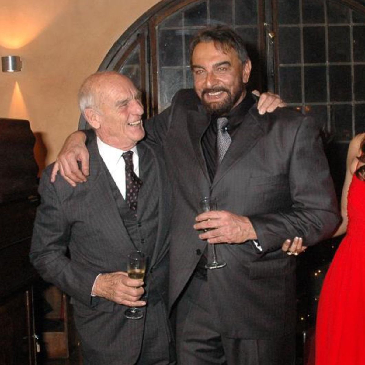 iKabirBedi's tweet photo. L'ultima volta che ho incontrato Phillipe Leroy al mio compleanno a Roma nel 2007. Un momento di calda unione. Sandokan, Marianna e Yanez si sono ritrovati di nuovo insieme. Un ricordo prezioso. 
#Sandokan #Yanez #Marianna https://t.co/oumOxKxSBG