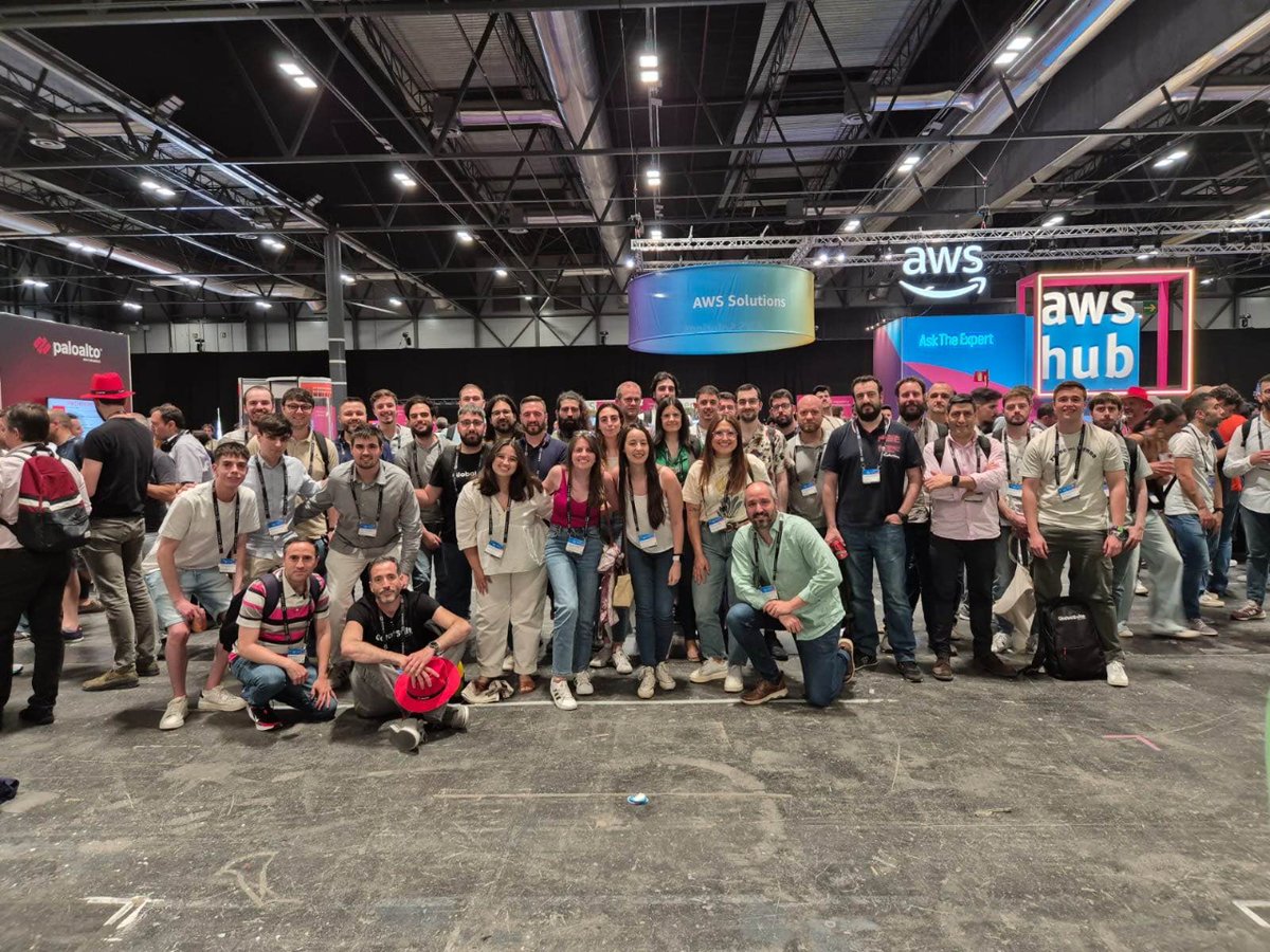 global_suite's tweet photo. #WeAreGSS 🙌 Nos llena de orgullo y alegría ver como ha crecido la foto grupal de este año en #AWSSummitMadrid2024. Porque apostamos a la innovación y desarrollo propio, y porque es un reflejo del excelente ambiente que se vive en #GSS. https://t.co/3PxYq7wbvD