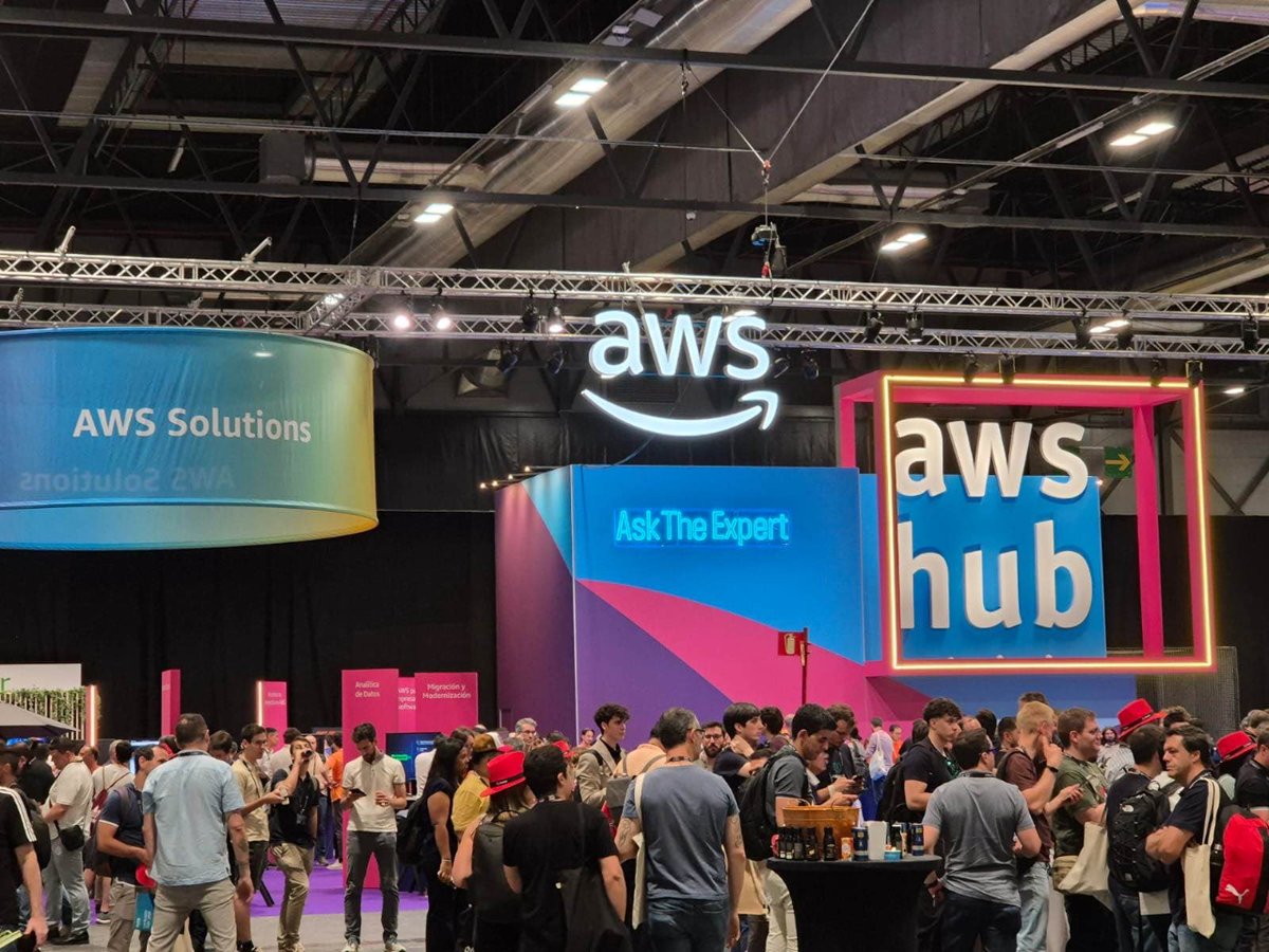 global_suite's tweet photo. #WeAreGSS 🙌 Nos llena de orgullo y alegría ver como ha crecido la foto grupal de este año en #AWSSummitMadrid2024. Porque apostamos a la innovación y desarrollo propio, y porque es un reflejo del excelente ambiente que se vive en #GSS. https://t.co/3PxYq7wbvD