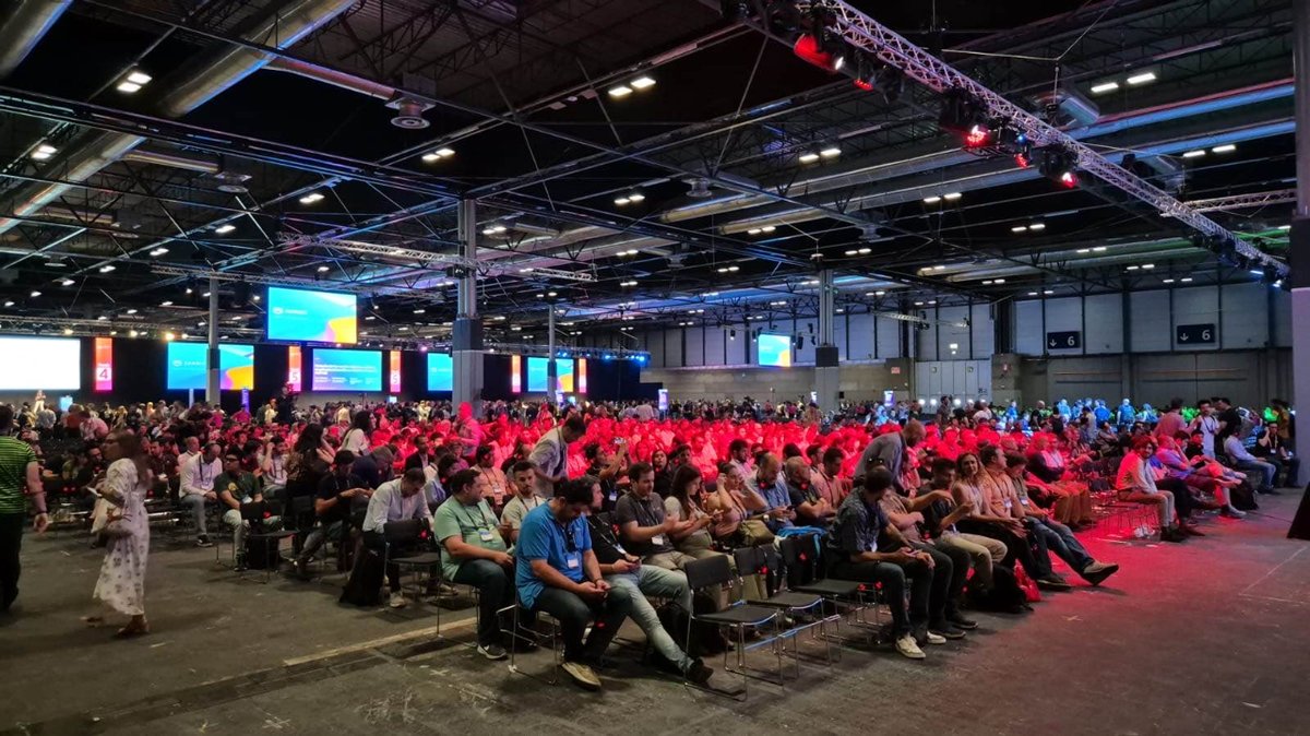 global_suite's tweet photo. #WeAreGSS 🙌 Nos llena de orgullo y alegría ver como ha crecido la foto grupal de este año en #AWSSummitMadrid2024. Porque apostamos a la innovación y desarrollo propio, y porque es un reflejo del excelente ambiente que se vive en #GSS. https://t.co/3PxYq7wbvD
