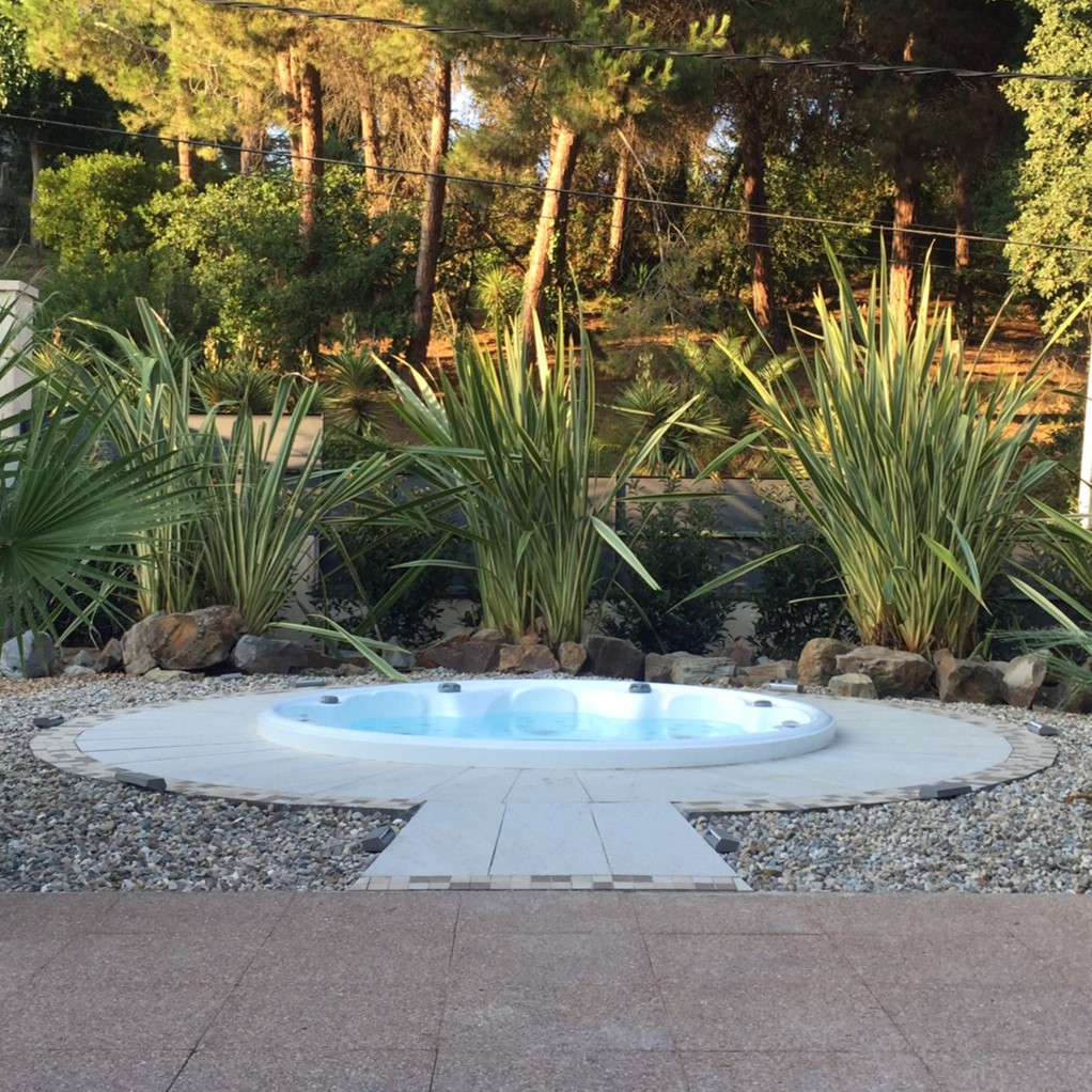 WdHydromassage's tweet image. Êtes-vous plutôt du genre à vous baigner le #jour ou la #nuit ? Même si vous ne vous baignez pas, vous pouvez toujours profiter de l'amélioration esthétique que nos #jacuzzis extérieurs apportent à votre #maison. Avez-vous déjà le vôtre ? bit.ly/2HmISSA