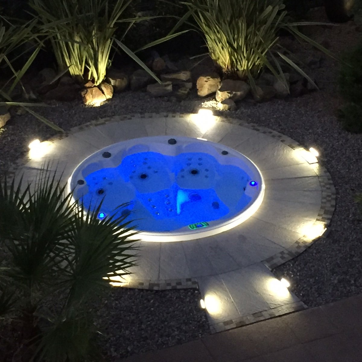 WdHydromassage's tweet image. Êtes-vous plutôt du genre à vous baigner le #jour ou la #nuit ? Même si vous ne vous baignez pas, vous pouvez toujours profiter de l'amélioration esthétique que nos #jacuzzis extérieurs apportent à votre #maison. Avez-vous déjà le vôtre ? bit.ly/2HmISSA