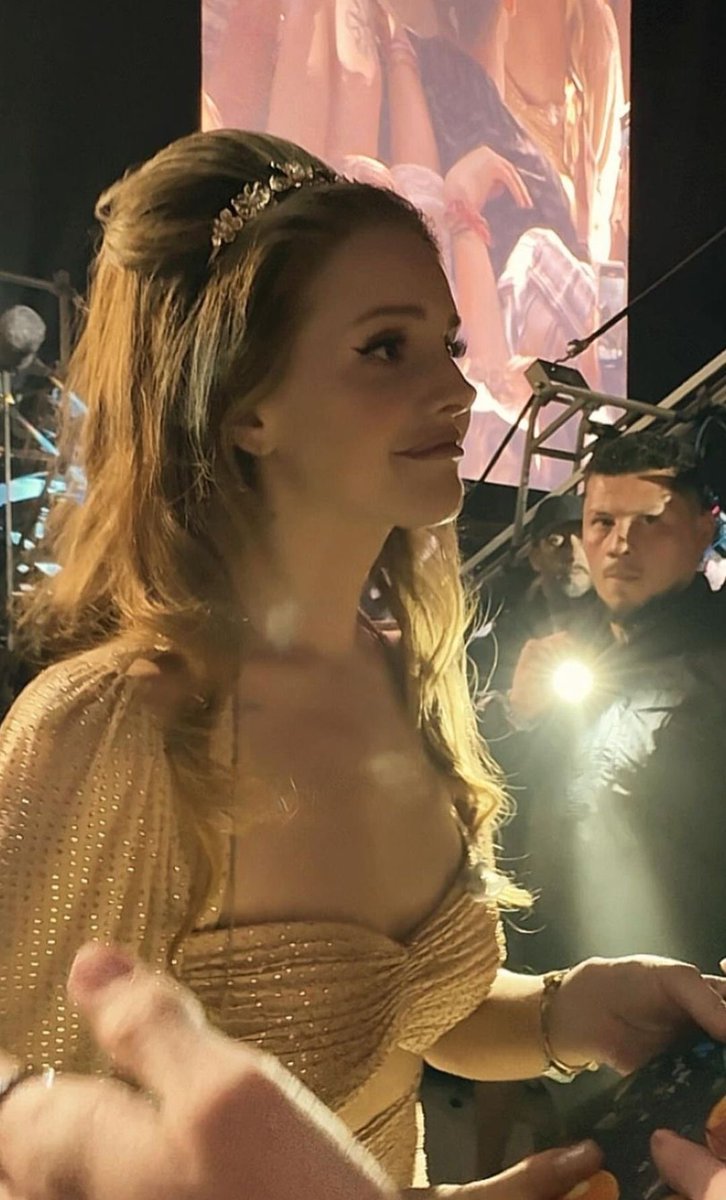 zeyblvd's tweet photo. she's the peoples princess https://t.co/UXNfLCeN33