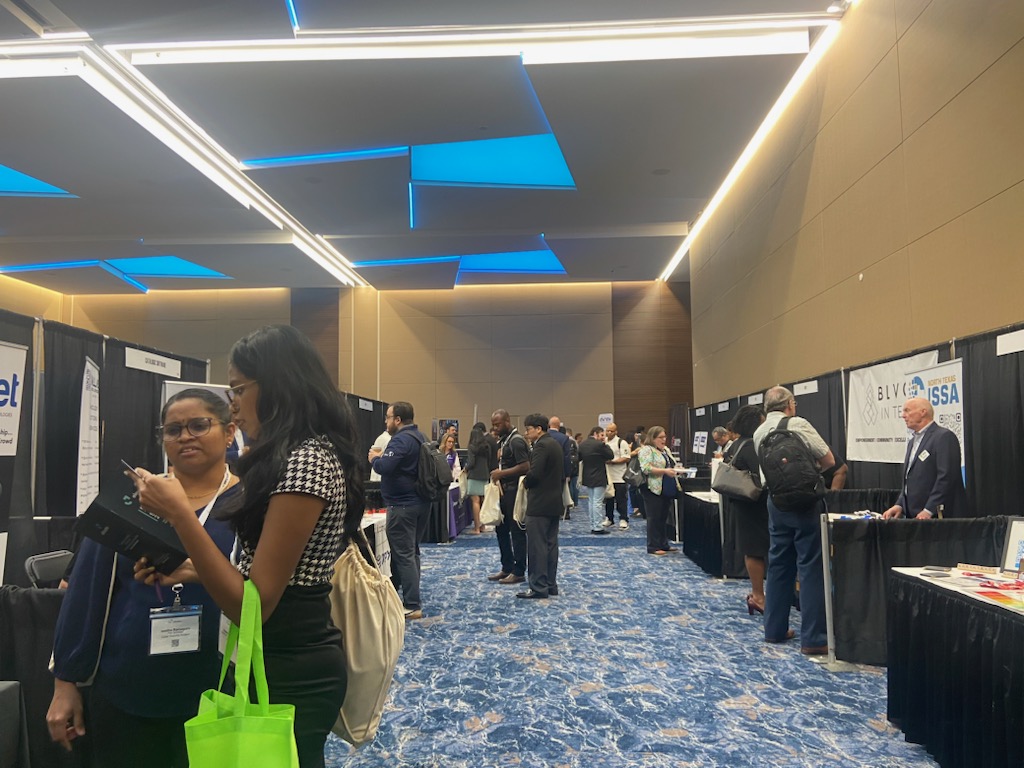 Elevate_IT's tweet photo. The ElevateIT: Dallas exhibitor floor is buzzing today with representatives from area organizations and industry suppliers.
A huge thank you to our Platinum Sponsor @USClaro and breakfast sponsors, @AlchemyTechGrp and @nutanix, who helped to get the day started.
#ElevateIT https://t.co/XnmDjeulb9
