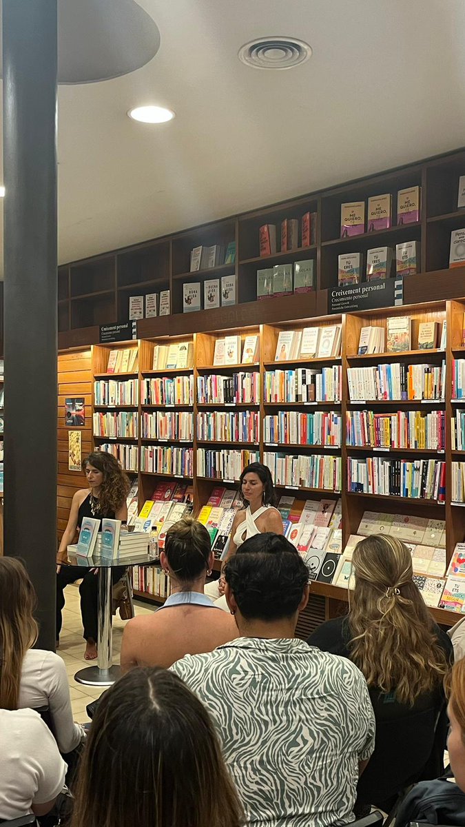 Llenazo ayer en la presentación de «El espíritu de la respiración» de Catalina Rojas Benedetti en @LibreriaALIBRI, con la buena compañía de Charuca.