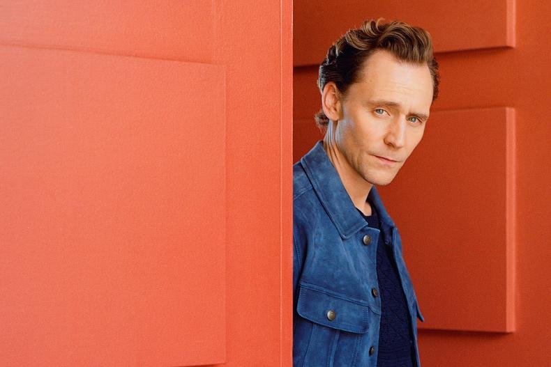 TomHidFansLATAM's tweet photo. NUEVO‼️

Tom aparece en la portada de la revista "Backstage" por aquí les dejo el link para que vayan a leer el artículo.
https://t.co/Tg6j8tfgzU…
¡No puedo con lo espectacular que luce! 💙🧡

#TomHiddleston #BackstageMagazine #HiddlesNews #twhiddleston #hiddlesfans https://t.co/5kGQfK08I7