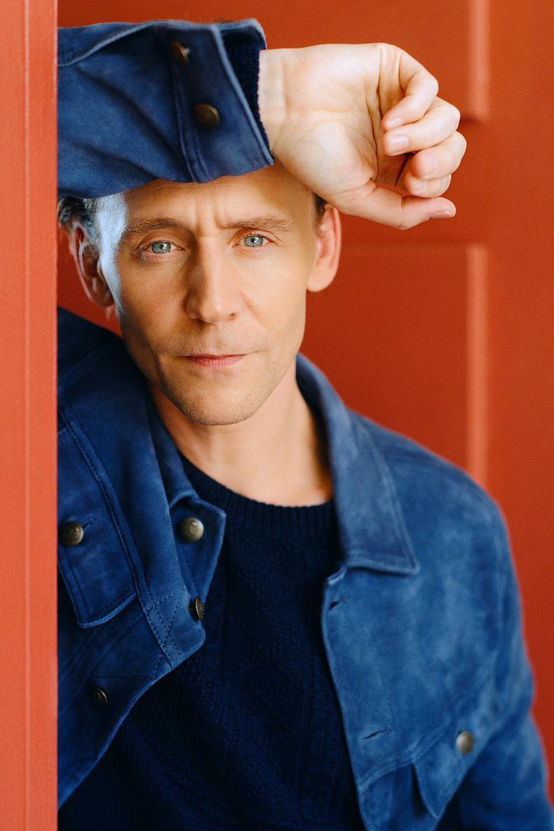 TomHidFansLATAM's tweet photo. NUEVO‼️

Tom aparece en la portada de la revista "Backstage" por aquí les dejo el link para que vayan a leer el artículo.
https://t.co/Tg6j8tfgzU…
¡No puedo con lo espectacular que luce! 💙🧡

#TomHiddleston #BackstageMagazine #HiddlesNews #twhiddleston #hiddlesfans https://t.co/5kGQfK08I7