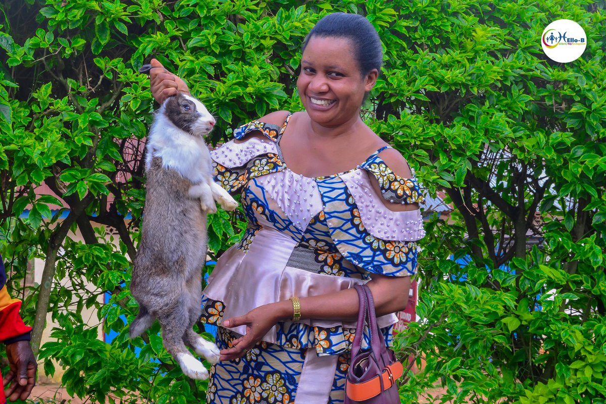 HelloB_ASBL's tweet photo. #Burundi: Dans le but d'appuyer la population à faible revenus principalement composée par les femmes, @HelloB_ASBL distribue les petits betails comme les lapins, chèvres &amp; porcs.
Certains citoyens de la commune #Isare, @BujumburaProv, qui ont reçu cet appui s'en réjouissent.
1/2 https://t.co/vc0e82dQha