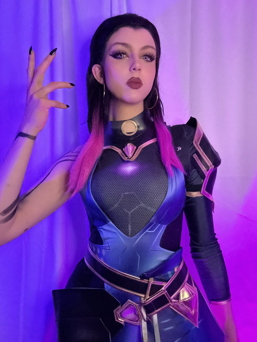 susbaddiee's tweet photo. reyna’s ult is now getting a buff, so here’s my reyna cosplay pics:3 💜💜 https://t.co/FhZQgEJdJF