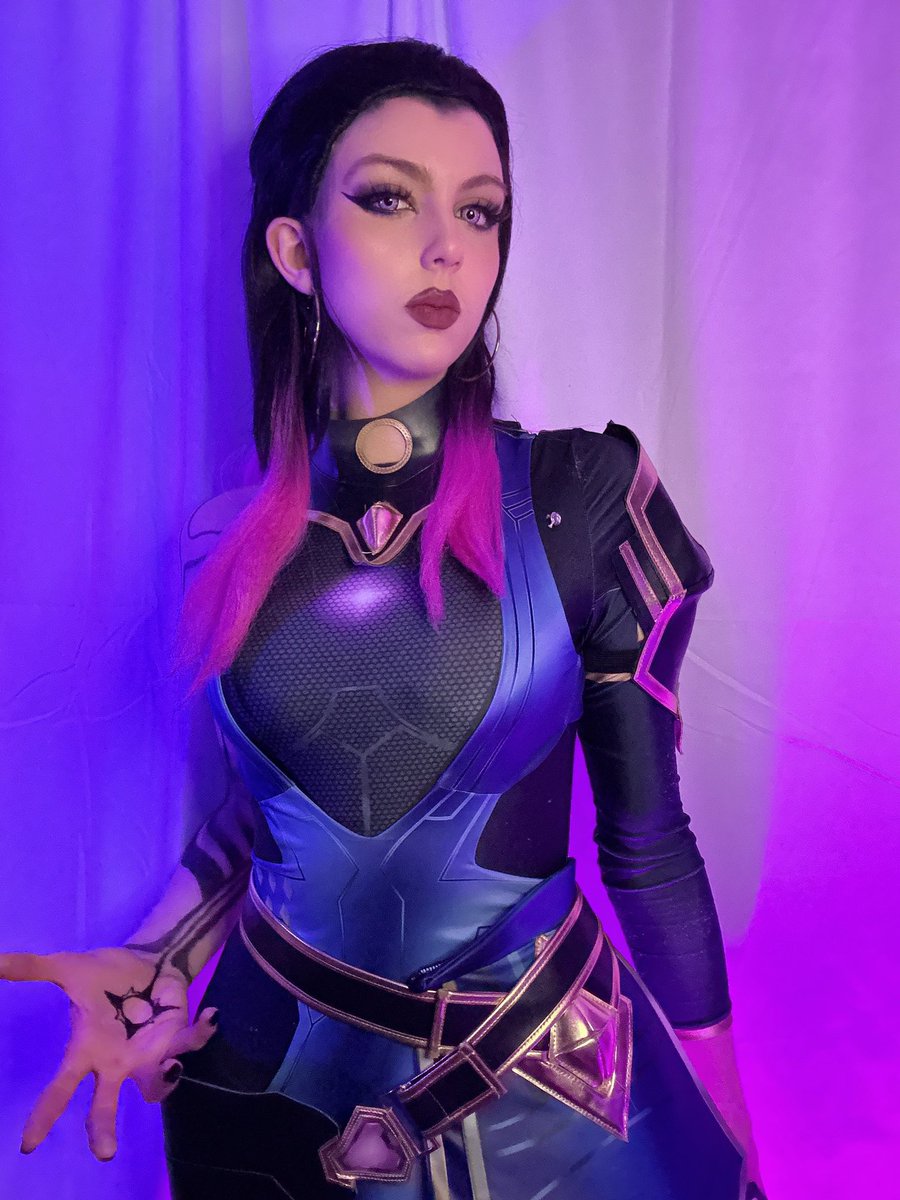 susbaddiee's tweet photo. reyna’s ult is now getting a buff, so here’s my reyna cosplay pics:3 💜💜 https://t.co/FhZQgEJdJF