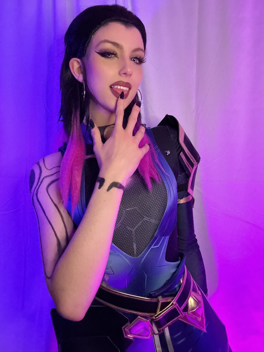 susbaddiee's tweet photo. reyna’s ult is now getting a buff, so here’s my reyna cosplay pics:3 💜💜 https://t.co/FhZQgEJdJF