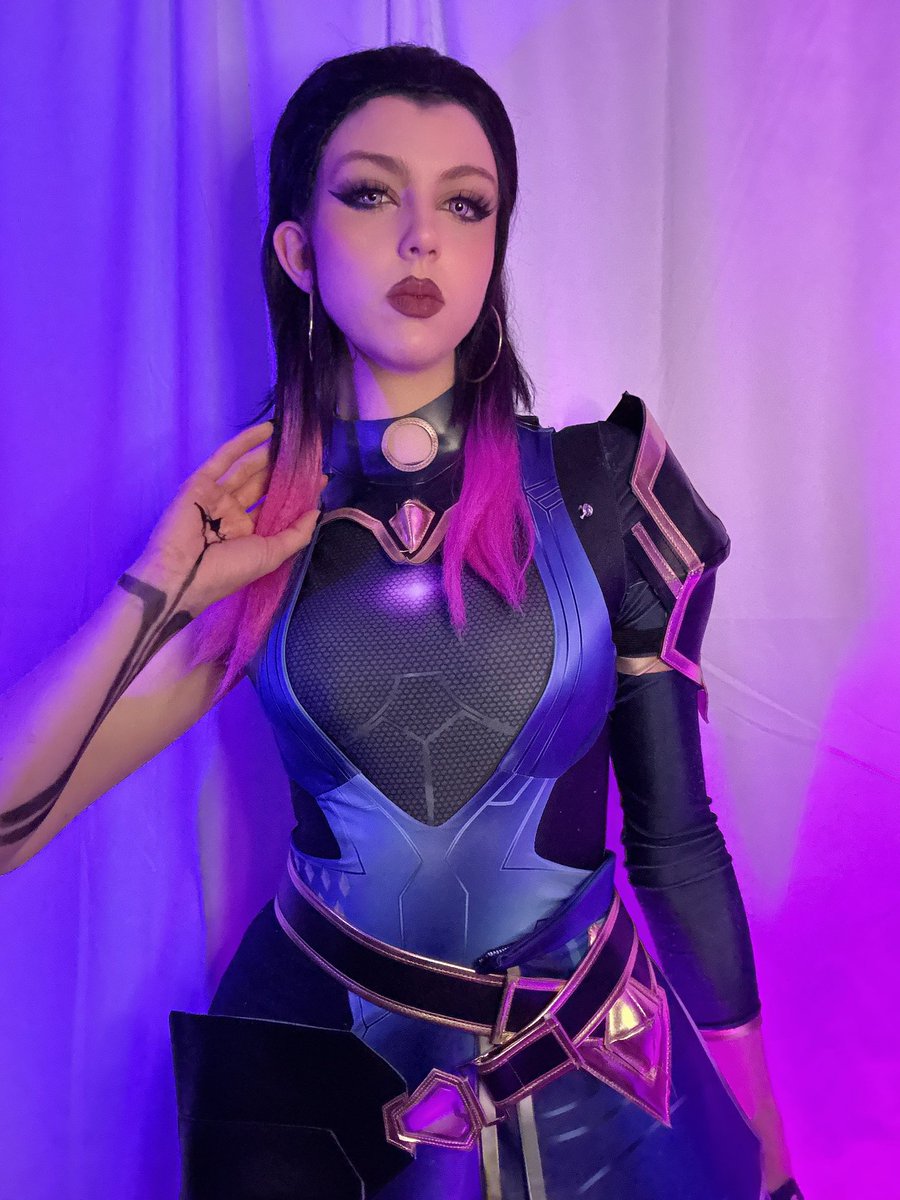 susbaddiee's tweet photo. reyna’s ult is now getting a buff, so here’s my reyna cosplay pics:3 💜💜 https://t.co/FhZQgEJdJF