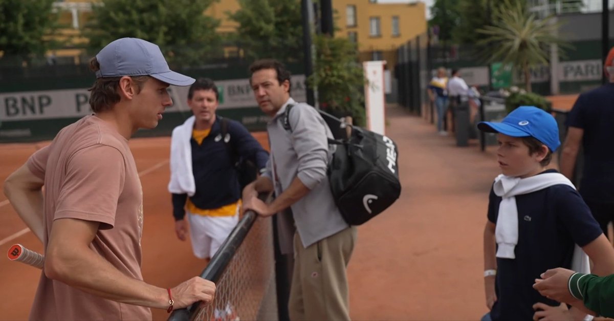 popalorena's tweet photo. Look at him talking to De Minaur like he's his coach 😂😂😂 https://t.co/aK4pXhxMIS