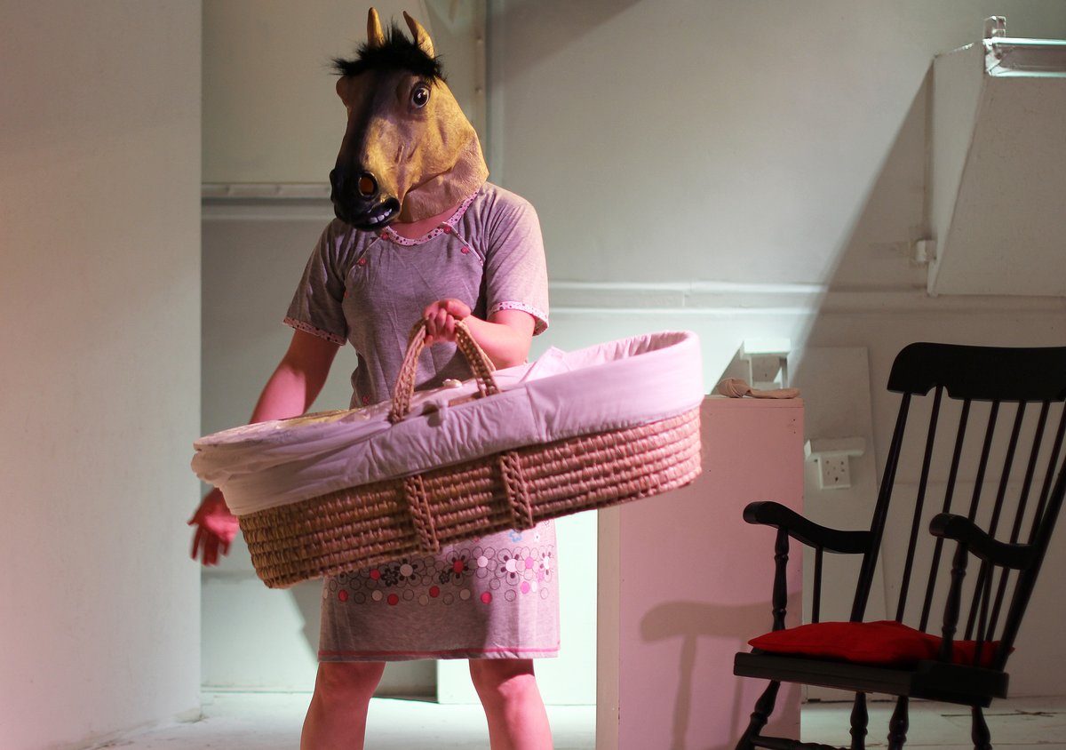VolcanoUK's tweet image. Yn agor wythos nesa. #Nythu. Sioe newydd am fod yn fam newydd. Gan @ElinMPhillips. #theshapeofthingstocome
Archebwch! cutt.ly/nythu