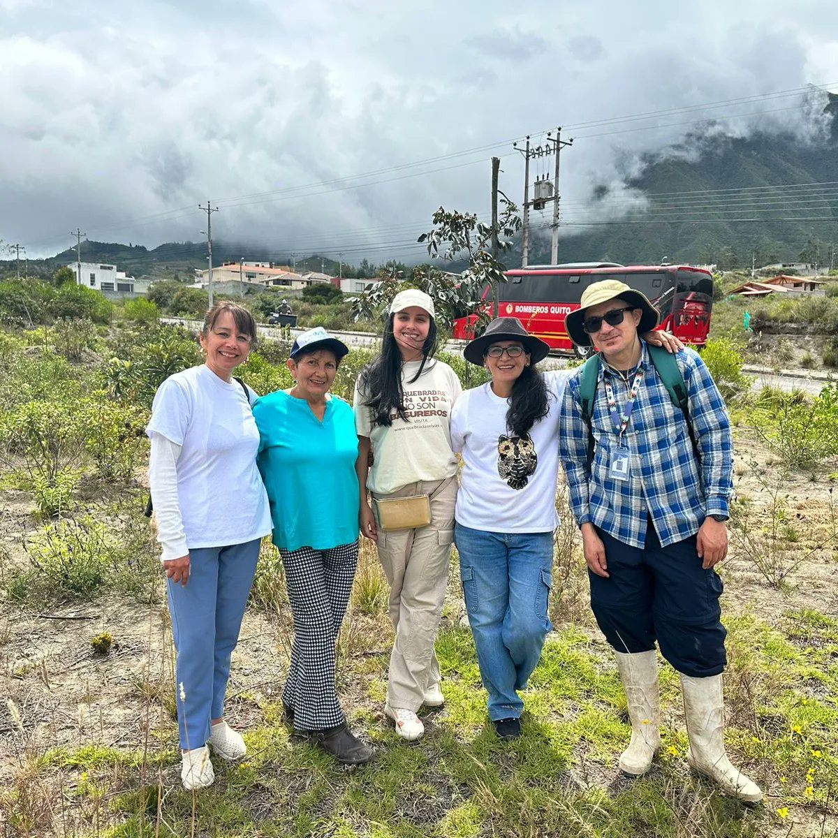 EsteffaPf's tweet photo. #Mujeres DEFENSORAS q dan su tiempo y conocimiento x recuperación de las #quebradas Q lindo es saber q existe comunidad de defensoras
Somos @QuebradasUnidas

🫂Proyecto Atlas Quebradas sigue avanzando
SOMOS AGENTES DE CAMBIO 
@BomberosQuito gracias x 🚙
@ambientequito sigan así. https://t.co/hzTNKxClfN