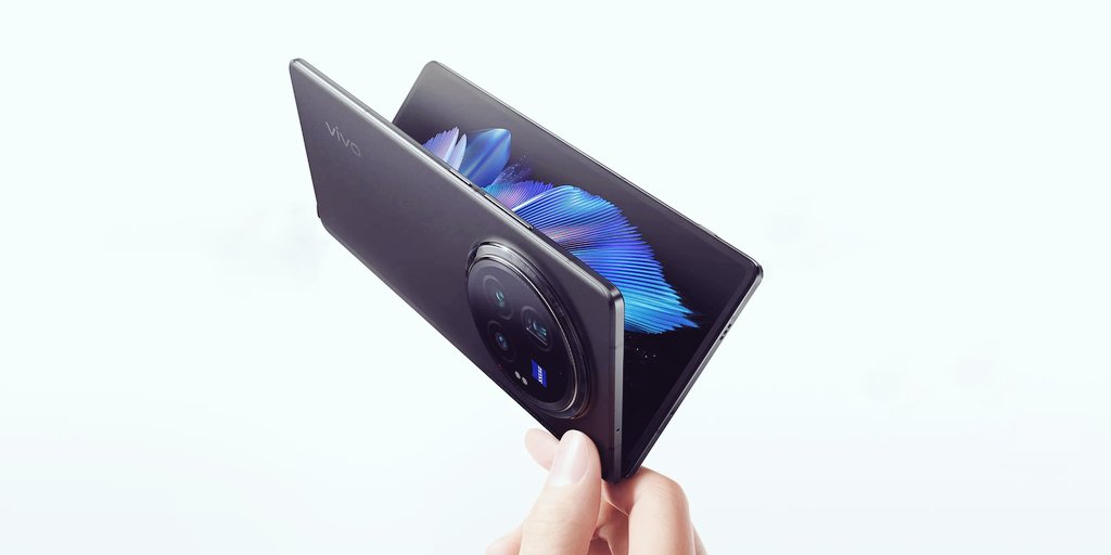 online_techjoy's tweet photo. 🔥Finally #VivoXfold3pro India launch on June 6: Expected price, specs design and all you need to know. Foldable #device is expected to come with a 5700mAh battery, (ZEISS) optics and a number of AI features powered by Google's gemini ♊ 

#phone #vivo #prices #googlegemini https://t.co/Kfdr5zy63O
