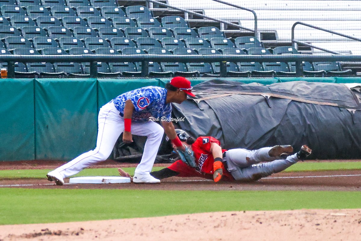biest22's tweet photo. Game action with @smokiesbaseball from Tuesday night! @lrv1202 David Avitia Josh Rivera #Cubs #CubsProspect #Smokies https://t.co/6v9KJVlsHX