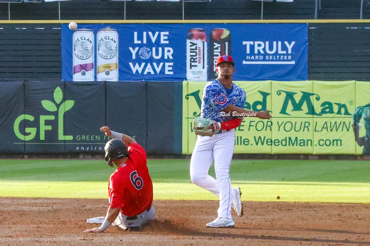 biest22's tweet photo. Game action with @smokiesbaseball from Tuesday night! @lrv1202 David Avitia Josh Rivera #Cubs #CubsProspect #Smokies https://t.co/6v9KJVlsHX