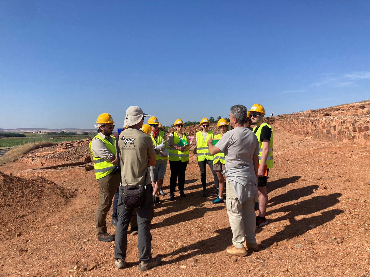 MAP_UAM's tweet photo. 👏Más fotos de la asignatura de Prácticas de Excavación y Prospección de #nuestromaster
📷Es el turno de los estudiantes que han comenzado sus prácticas en el Cerro de las Cabezas (Valdepeñas), bajo la dirección del Prof. Juan Blánquez
😊¡Disfrutad mucho y aprended! https://t.co/C8yFE6PlsV