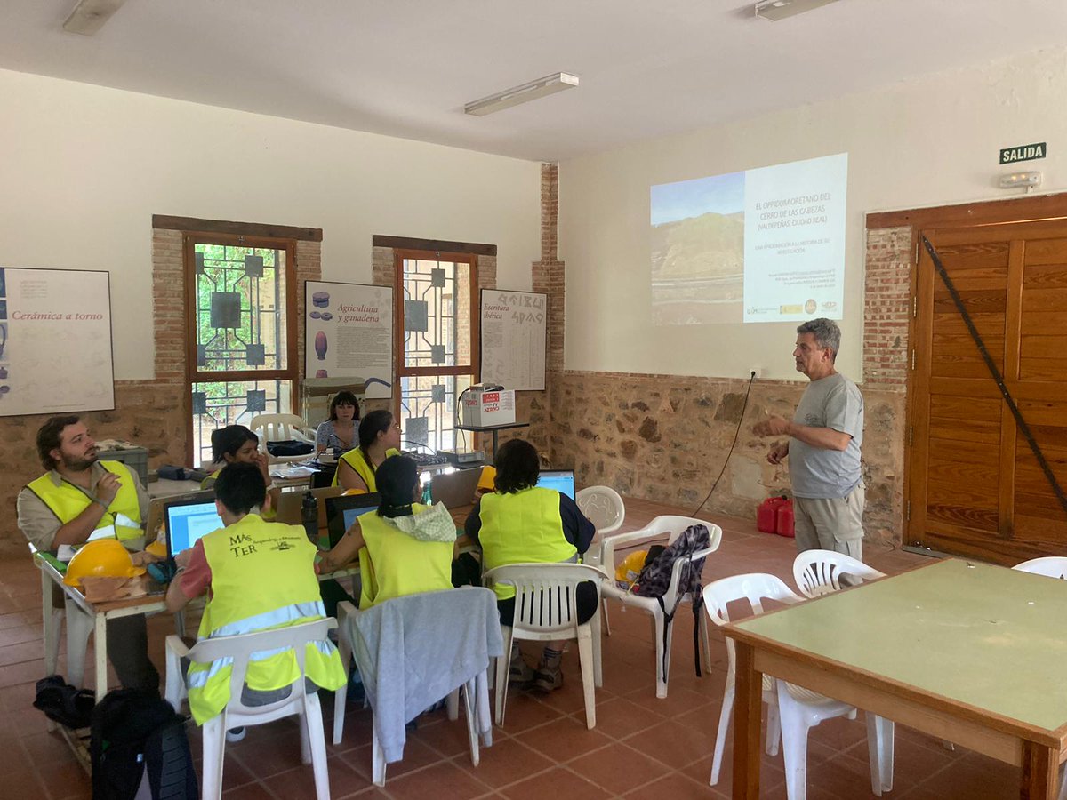 MAP_UAM's tweet photo. 👏Más fotos de la asignatura de Prácticas de Excavación y Prospección de #nuestromaster
📷Es el turno de los estudiantes que han comenzado sus prácticas en el Cerro de las Cabezas (Valdepeñas), bajo la dirección del Prof. Juan Blánquez
😊¡Disfrutad mucho y aprended! https://t.co/C8yFE6PlsV