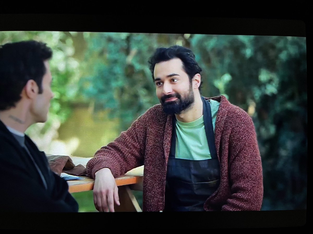 مشهد أحمد حاتم في #دواعي_السفر بيلمس روحك .. حد استغل ابسط العلامات اللي حصلت اللي منعته إنه ينتحـ ر بعد ما فقد كل حاجة ف حياته .. عشان حس إنه له Purpose يكمل الحياة دي عشان يقف جمب ناس فقدت الأمل جميل اوي .. و رجوع فلاش باك لمشهد أمير لما أنقذه مكالمة التليفون جميلة ..