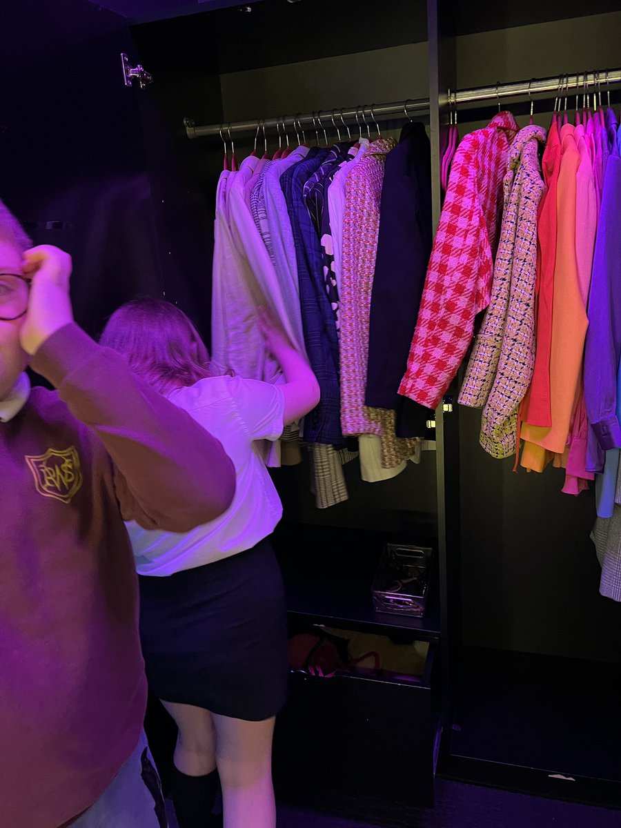 We all enjoyed learning about the process that goes on behind the scenes. The wardrobe was a big hit! 📰👔