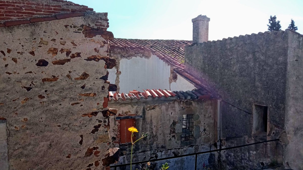 martamasies's tweet photo. Acompanyada d'en Francesc Clarà ens hem arribat fins a Can Teixidor de Pineda de Mar, una masia de titularitat municipal des de fa 25 anys i que espera ser restaurada. Ara ja en té prou i s'ha començat a esfondrar. Res a dir @pinedademar ? https://t.co/EMeCtnYCyb