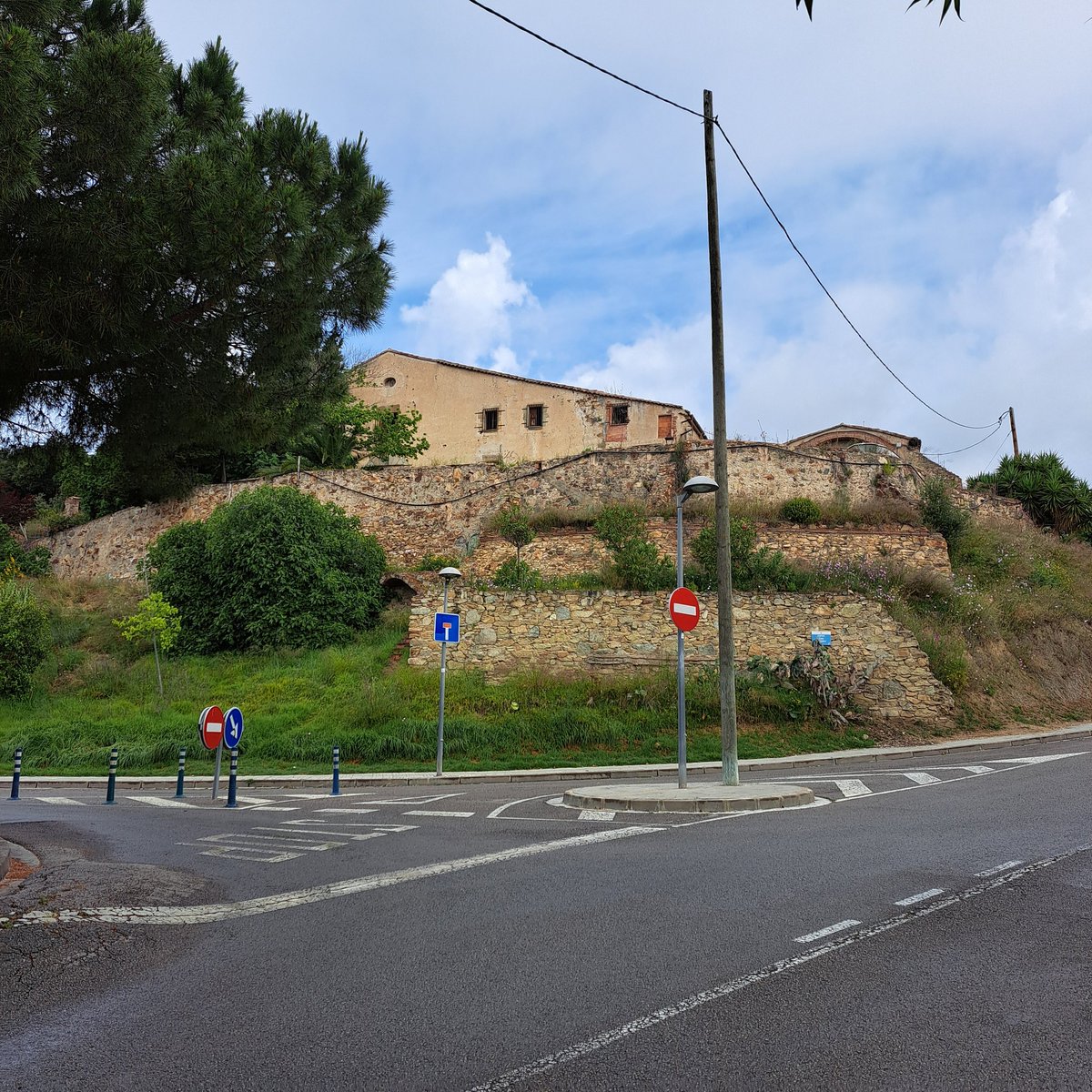 martamasies's tweet photo. Acompanyada d'en Francesc Clarà ens hem arribat fins a Can Teixidor de Pineda de Mar, una masia de titularitat municipal des de fa 25 anys i que espera ser restaurada. Ara ja en té prou i s'ha començat a esfondrar. Res a dir @pinedademar ? https://t.co/EMeCtnYCyb