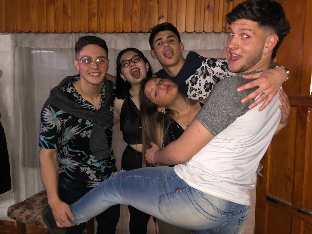AlvaroCurvale's tweet photo. Este puede ser la primera vez que veas a 5 Librianos en una misma foto. Notese que todos vibramos igual 
#libra #Librianos #Milei #fotos https://t.co/XCI6rtLNC8