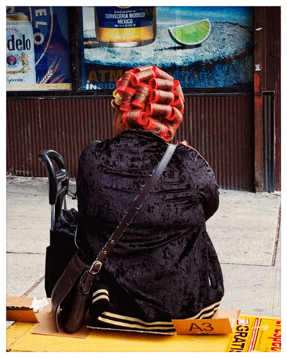 sigueinventando's tweet photo. la mujer con rolos 

Washington Heights, NYC 

#sigueinventando 📷 https://t.co/nSGI76T8rg