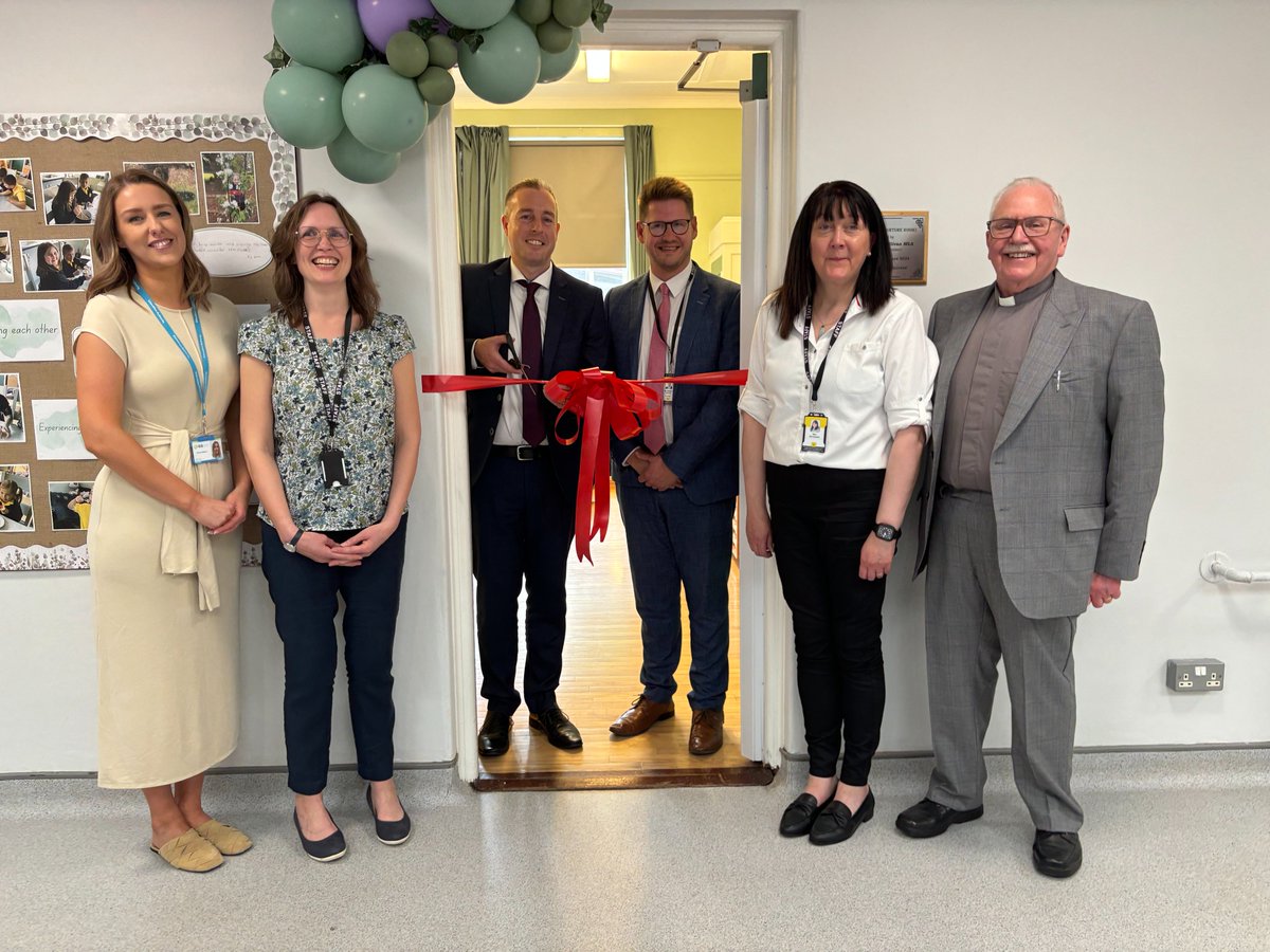 Education Minister <a href="/paulgivan/">Paul Givan</a> visited Hart Memorial Primary School, Portadown where he was welcomed by the Principal Andrew Frizzell, members of staff, representatives from the EA and the Vice-chairman of the BoG’s Rev William Adair. He opened the newly refurbished Nurture Room