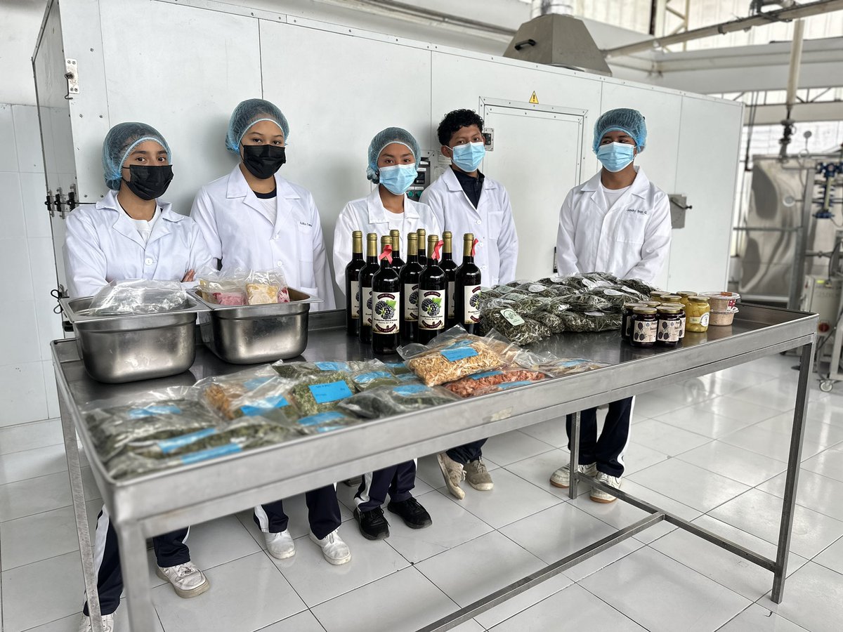 EducacionZ7_Ec's tweet photo. [LOJA] Estudiantes de #BachilleratoTécnico, en Industrialización de Productos Alimenticios, del Colegio Beatriz Cueva de Ayora, hacen sus prácticas en la planta de frutas y verduras, poniendo en evidencia sus conocimientos. 

#ElNuevoEcuadorResuelve https://t.co/0ZLAVU5yFK