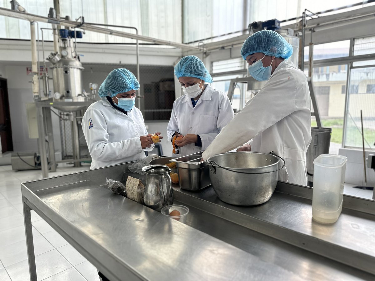 EducacionZ7_Ec's tweet photo. [LOJA] Estudiantes de #BachilleratoTécnico, en Industrialización de Productos Alimenticios, del Colegio Beatriz Cueva de Ayora, hacen sus prácticas en la planta de frutas y verduras, poniendo en evidencia sus conocimientos. 

#ElNuevoEcuadorResuelve https://t.co/0ZLAVU5yFK