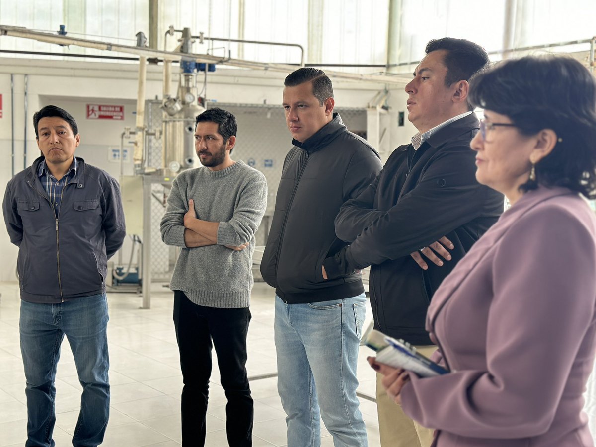 EducacionZ7_Ec's tweet photo. [LOJA] Estudiantes de #BachilleratoTécnico, en Industrialización de Productos Alimenticios, del Colegio Beatriz Cueva de Ayora, hacen sus prácticas en la planta de frutas y verduras, poniendo en evidencia sus conocimientos. 

#ElNuevoEcuadorResuelve https://t.co/0ZLAVU5yFK