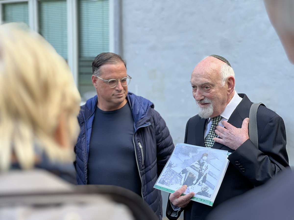 BornplatzHH's tweet photo. „Es begann nicht mit KZ’s, es begann mit Hass und Gewalt“

Uri Hirsch überlebte den Holocaust. Die von Nazis 1938 zerstörte Bornplatzsynagoge war sein Zuhause. Gemeinsam mit #Grünen #Eimsbüttel in am #Bornplatz gegen Hass, Antisemitismus und Rechtsextremismus
@GRUENE_Hamburg @fegebanks @platz13 @alimiragha @GrueneEimsbusch