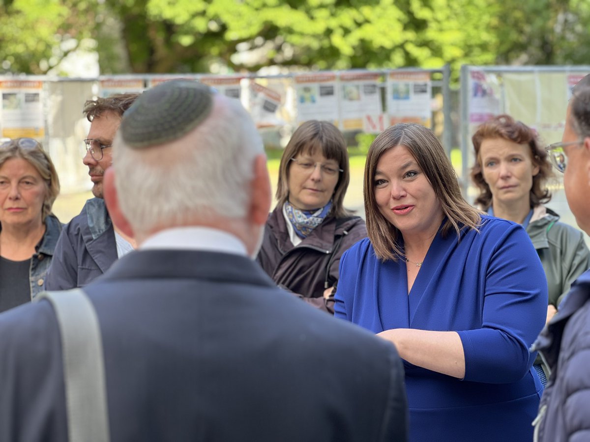 BornplatzHH's tweet photo. „Es begann nicht mit KZ’s, es begann mit Hass und Gewalt“

Uri Hirsch überlebte den Holocaust. Die von Nazis 1938 zerstörte Bornplatzsynagoge war sein Zuhause. Gemeinsam mit #Grünen #Eimsbüttel in am #Bornplatz gegen Hass, Antisemitismus und Rechtsextremismus
@GRUENE_Hamburg @fegebanks @platz13 @alimiragha @GrueneEimsbusch