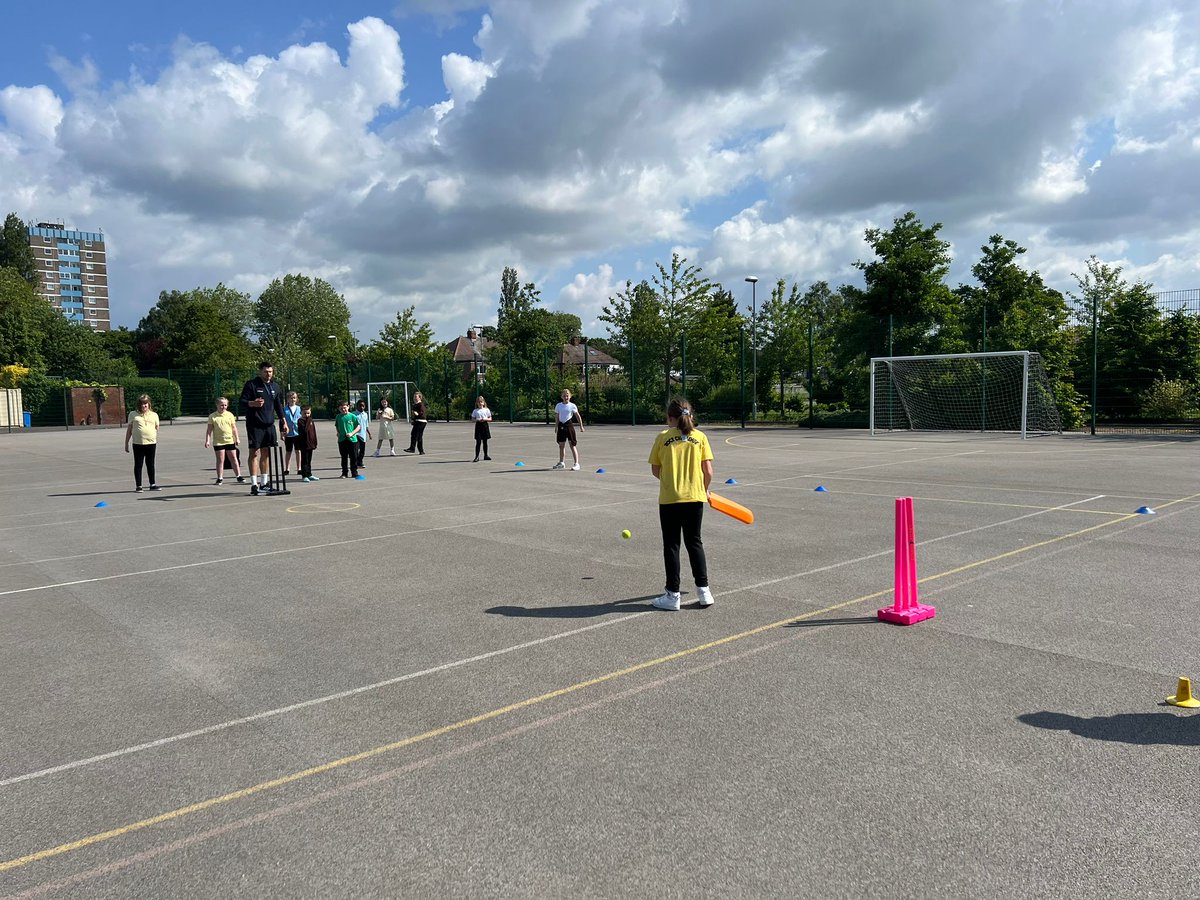 EastfieldPSHull's tweet photo. #4SW enjoyed their cricket lesson today, hosted by @DomRhodesYCB #EPSPE 🏏 https://t.co/PU3sSk9l1I