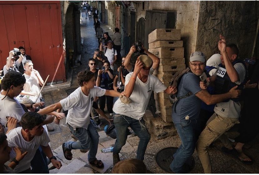 Mairav Zonszein ืืจื ืืื ืฉืืื (@mairavz) on Twitter photo Israeli Haaretz journalist <a href="/nirhasson/">ููุฑ ุญุณูู Nir Hasson ื ืืจ ืืกืื</a> protects a Palestinian journalist from a right wing mob at Jerusalem flag day parade through Old City.
Amazing shot by Maya Levin Israeli Haaretz journalist <a href="/nirhasson/">ููุฑ ุญุณูู Nir Hasson ื ืืจ ืืกืื</a> protects a Palestinian journalist from a right wing mob at Jerusalem flag day parade through Old City.
Amazing shot by Maya Levin