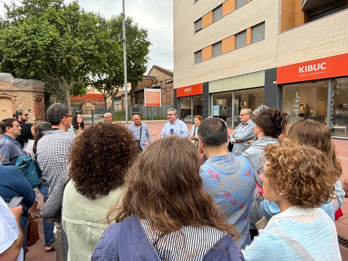 AVVSomSEulalia's tweet photo. Passejada pel #PatrimoniLH industrial i obrer de #SantaEulàlia, organitzada amb el @CELHOSPI, dins la #FMSantaEulàlia

Olis Regàs
Refineria d'Olis Duran i Cia
Habitatges en passadís (Cr Gral. Prim) 
#CanTrinxet 
Tallers i cases d'autoconstrucció (Cr. Corominas)

#SomSantaEulàlia https://t.co/qEgiWJUx8O