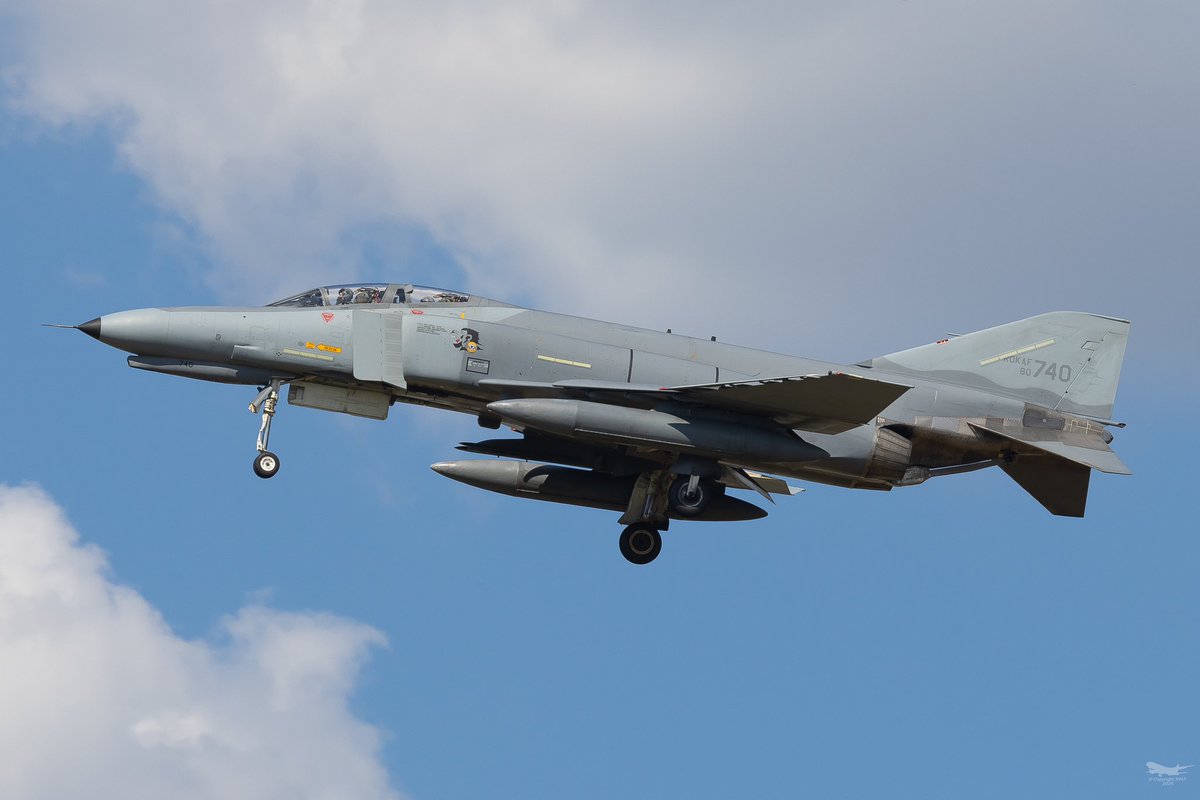 _5947_'s tweet photo. F4E Phantom of ROKAF training for the retirement ceremony at Suwon airbase.

#F4Phantom #suwonairbase #f4 #f4phantom2 #f4photography #koreanairforce #aviationphoto #aircraftphotography #飛行機撮影 #飛行機撮り隊 #航空攝影 https://t.co/OWzFt7Alpa