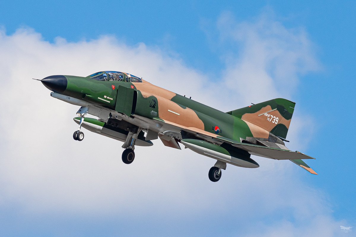 _5947_'s tweet photo. F4E Phantom of ROKAF training for the retirement ceremony at Suwon airbase.

#F4Phantom #suwonairbase #f4 #f4phantom2 #f4photography #koreanairforce #aviationphoto #aircraftphotography #飛行機撮影 #飛行機撮り隊 #航空攝影 https://t.co/OWzFt7Alpa