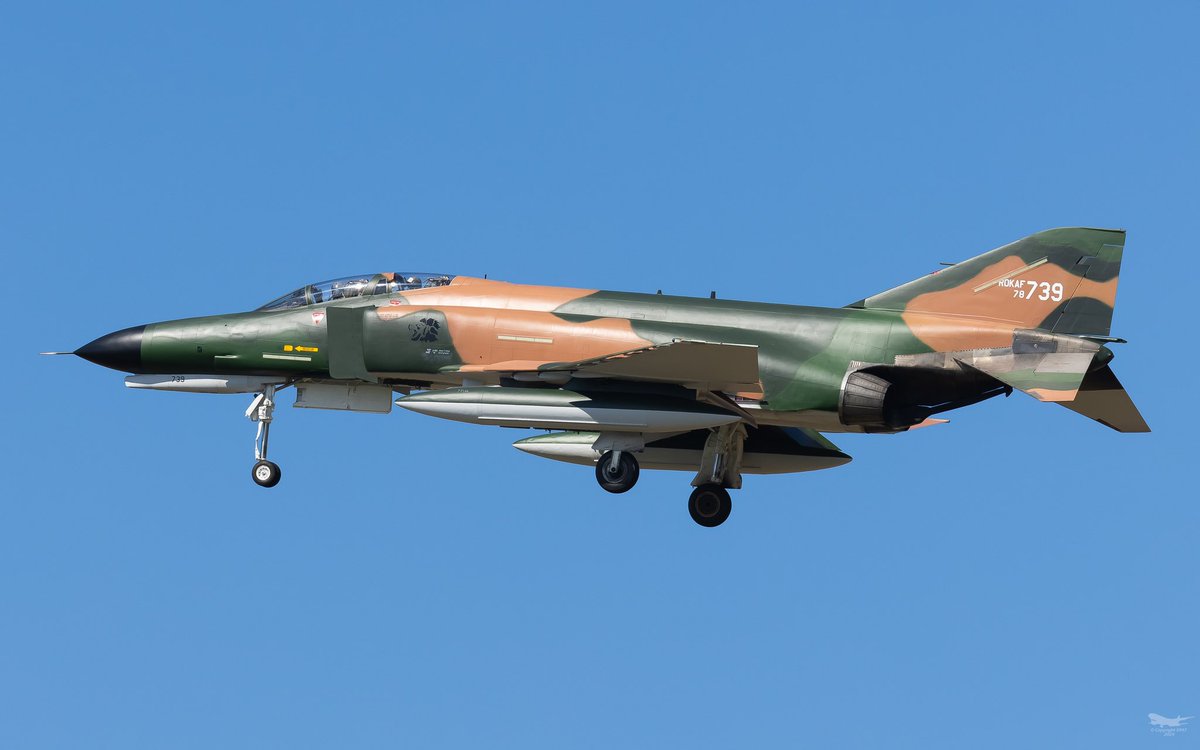 _5947_'s tweet photo. F4E Phantom of ROKAF training for the retirement ceremony at Suwon airbase.

#F4Phantom #suwonairbase #f4 #f4phantom2 #f4photography #koreanairforce #aviationphoto #aircraftphotography #飛行機撮影 #飛行機撮り隊 #航空攝影 https://t.co/OWzFt7Alpa