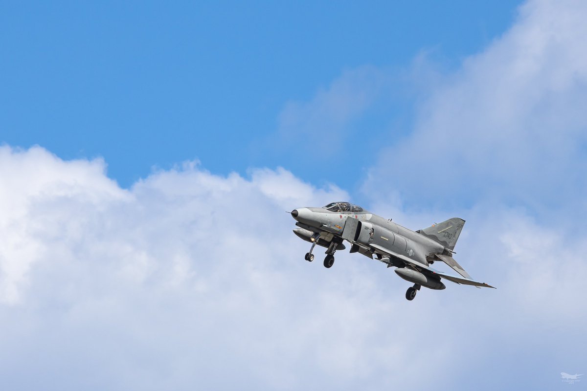 _5947_'s tweet photo. F4E Phantom of ROKAF training for the retirement ceremony at Suwon airbase.

#F4Phantom #suwonairbase #f4 #f4phantom2 #f4photography #koreanairforce #aviationphoto #aircraftphotography #飛行機撮影 #飛行機撮り隊 #航空攝影 https://t.co/OWzFt7Alpa