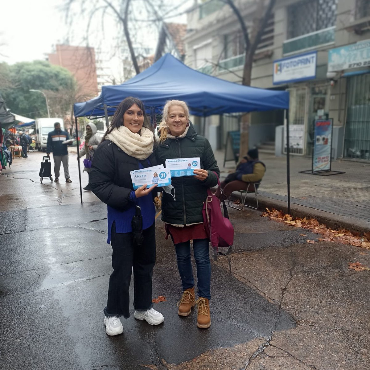 VNacional71's tweet photo. Ni la lluvia nos para 🌦️💪🏻
Nuestra dirigente Lucía junto a Florencia cubrieron la feria Berro y Bv España y continuamos puerta 🚪 a 🚪por la zona! https://t.co/ZVCKkIBVTg
