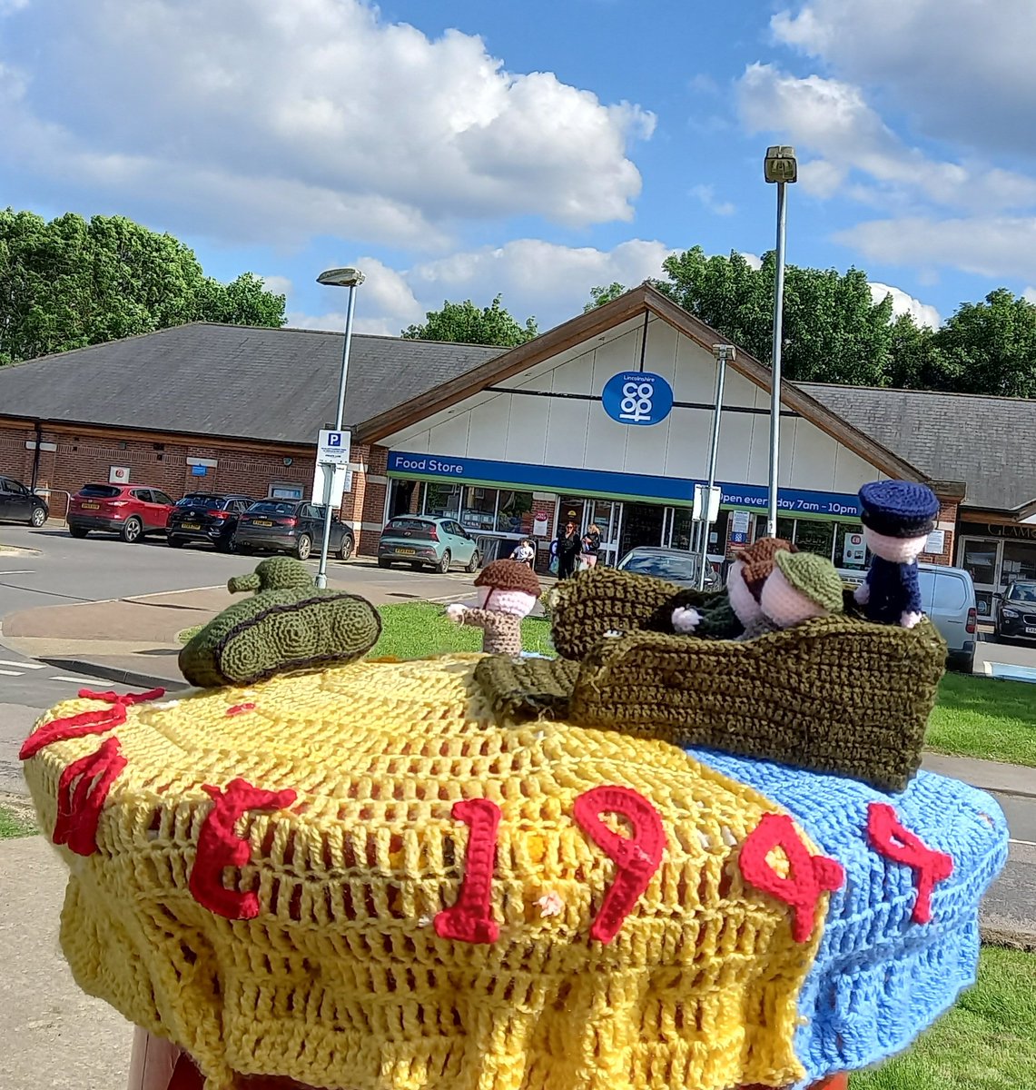 HipsDontWork's tweet photo. So I had to go to Old Leake today for an ECG. On way to get my bus back saw this wonderful D-Day post box topper opposite the Coop (and opposite bus stop).
#PostBoxToppers ๐ฎ #yarn #yarnbombing #OldLeake
@letterappsoc @Kathryn11Baird https://t.co/36UNH6l3Fg